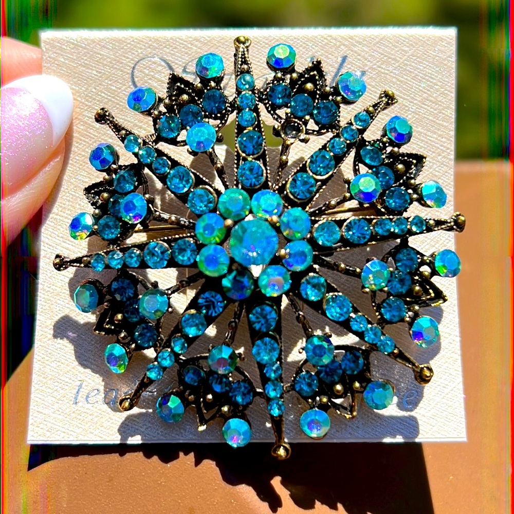 New never worn gorgeous blue crystal brooch.
